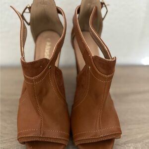 Elegant Brown Leather Women's Sandals